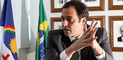 Governador Paulo Câmara (PSB) alega que, diante da crise econômica, que reduziu arrecadação do Estado, recursos vão permitir 