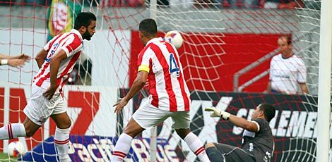 Zagueiro Ronaldo Alves marcou o gol do empate, mas o time não teve competência para vencer  / Foto: Diego Nigro/JC Imagem