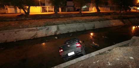 Carro caiu no Canal do Arruda depois de bater em outro veículo  / Sérgio Bernardo/JC Imagem