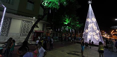 Árvore de Natal de 14 metros de altura foi montada no início da Avenida Rio Branco / Foto: Sérgio Bernardo/ JC Imagem