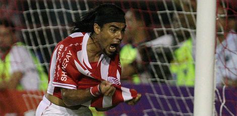 Atacante Araújo comemorando um gol nos tempos que ainda vestia a camisa do Náutico em 2012 / Foto: JC Imagem