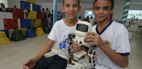 Os alunos Carlos Alberto e Silvestre Lima ajudaram na confecção do protótipo / Foto: Diego Nigro/JC Imagem