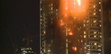 Testemunhas perto da torre Burj Khalifa relatam que era possível ver enormes chamas no hotel / Foto: Reprodução Twitter/ Al Arabiya