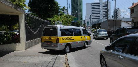 Veículos devem ter faixa amarela pintada com o nome 'escolar' em preto  / Foto: Guga Matos/JC Imagem