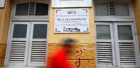 Localizada no bairro da Boa Vista, a Rua do Hospício ganhou esse nome por causa do convento onde frades se hospedavam / Foto: Bobby Fabisak/JC Imagem