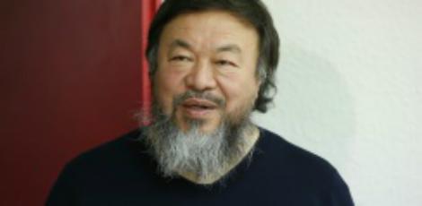 Ai Wei Wei multiplicou nos últimos meses suas iniciativas para denunciar as políticas europeias que, segundo ele, põem em risco a vida das pessoas que tentam chegar ao seu território / Patrick Kovarik/AFP