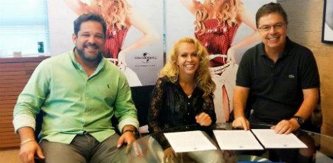 Joelma faz foto com os executivos da gravadora Universal Music.
