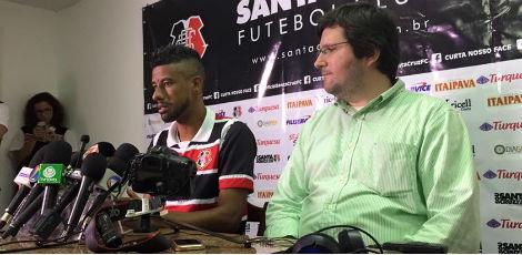 Jogador foi apresentado pelo Santa Cruz nesta segunda (14), no Arruda / Davi Saboya/Especial para o JC