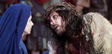 Maria (Bianca Rinaldi) e Jesus (Igor Rickli) em cena da megaprodução de Nova Jerusalém / Bernard Matussiere/Divulgação