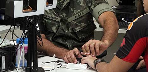 A partir desta segunda (28/03) mais 20 militares do Exército vão apoiar cadastramento biométrico no Centro de Convenções, em Olinda / Fernando da Hora/JC Imagem
