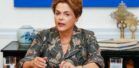 Dilma descarta a renúncia, mas acha que a proposta de eleições diretas pode ser uma contraofensiva ao que chama de 