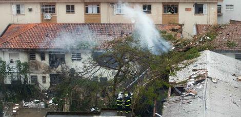 Aeronave caiu em uma área residencial em Santos, litoral paulista / Foto: AFP