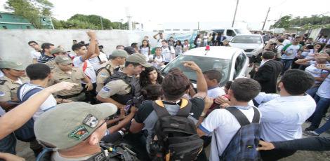 Alunos bloquearam passagem do governador Paulo Câmara na saída da ETE. Eles cobram melhorias na escola deles / Foto: Guga Matos/JC Imagem