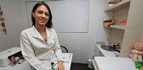 Larissa Vila Nova chega a gastar R$ 600 por mês para adquirir medicamentos para tratar a diabetes / Fernando da Hora/JC Imagem