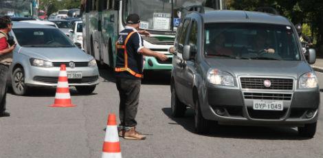 Apenas no primeiro dia, 79 motoristas foram multados por não usarem farol baixo durante o dia nas rodovias de Pernambuco / Foto: Guga Matos/JC Imagem