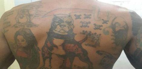 A cada vítima que ele faz, tatua uma nova cruz nas costas / Foto: Divulgação / Polícia Civil