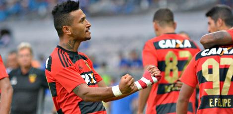 Rogério comemora o primeiro dos dois gols que marcou no Mineirão / Gustavo Rabelo/Estadão Conteúdo
