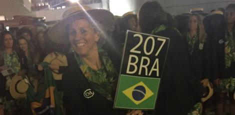 A pernambucana Yane Marques foi responsável por carregar a bandeira do Brasil no desfile  / Foto: Divulgação/Twitter