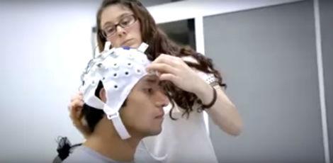 A terapia inovadora combinou diversas técnicas para estimular partes do cérebro que antes da paralisia controlavam os membros dos pacientes / Foto: Reprodução / Youtube