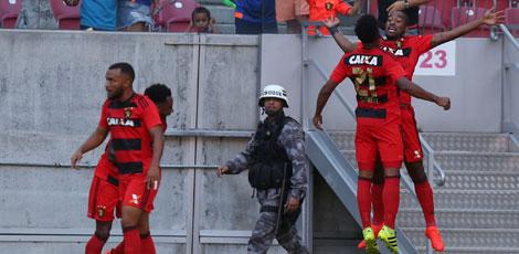 Edmilson e Rithelly (21) comemoram o gol do Sport e a vitória diante do rival Flamengo / Foto: Alexandre Gondim/JC Imagem