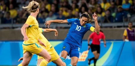 Marta perdeu pênalti, mas goleira Bárbara pegou duas cobranças e classificou o Brasil / GUSTAVO ANDRADE / AFP