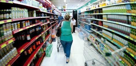 O preço da cesta de itens básicos nos supermercados brasileiros subiu 2,96% em julho na comparação com junho deste ano / JC Imagem
