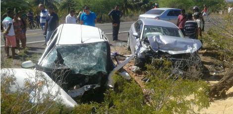 Veículos ficaram completamente destruídos após a colisão / Foto: Assis Ramalho/ Divulgação
