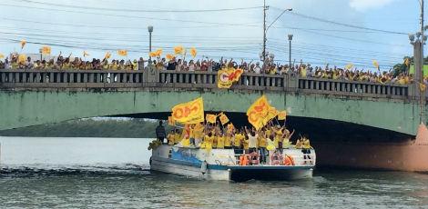 Geraldo Julio percorreu rio de catamarã para ato de campanha e gravação de guia / Foto: Marcela Balbino/JC