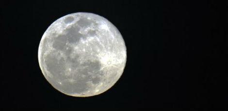 A superlua ocorre quando a lua cheia ou nova atinge o perigeu, o ponto mais próximo da Terra / Foto: Marcello Casal Jr/Agência Brasil