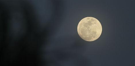 A superlua ocorre quando a lua cheia ou nova atinge o perigeu, o ponto mais próximo da Terra / Foto: Sérgio Bernardo/JC Imagem