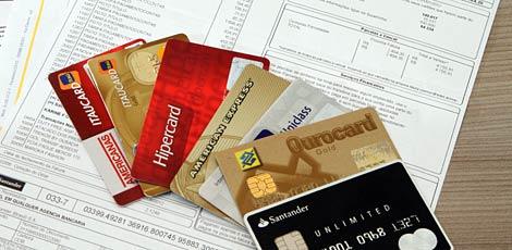 Taxa média dos juros do cartão de crédito no Brasil é de 436% ao ano / Guga Matos/JC Imagem