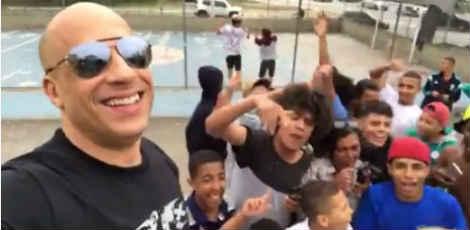 Em vídeo, Diesel aparece ao lado de crianças e adolescentes empolgados com a visita surpresa / Foto: Reprodução/Facebook