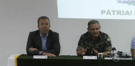 O secretário (esquerda) participou na manhã deste sábado da entrevista coletiva no Comando Militar do Nordeste / Ricardo B. Labastier/JC Imagem