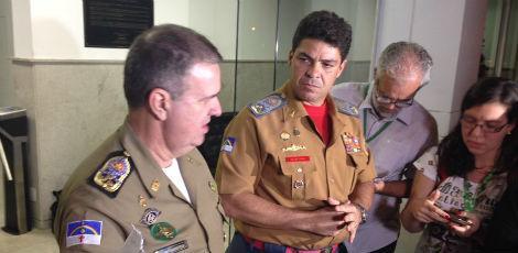 Informação foi divulgada pelo coronel Carlos D'Albuquerque (E) durante entrevista coletiva