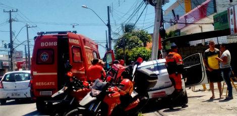 Carro atinge poste e motorista fica ferido em Olinda - JC Online