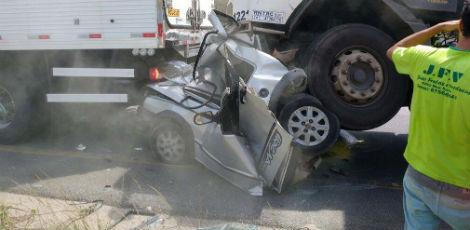 Com o impacto, o carro foi destruído  / Foto: Divulgação
