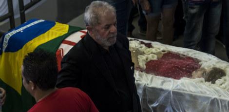 Foto mostra Lula ao lado do corpo de sua esposa. Ex-presidente lembrou dos momentos em que conheceu Marisa, no Sindicato, e da história deles juntos / NELSON ALMEIDA / AFP