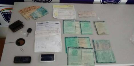 Foram apreendidos celulares, chips, documentos, dinheiro, dentre outros materiais / Foto: Divulgação/Polícia Civil