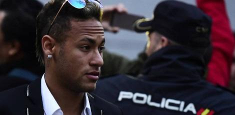 Justiça aponta  irregularidades na transferência de Neymar para o Barcelona / AFP