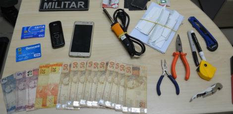 Com os suspeitos, a polícia encontrou R$ 557 / Foto: Divulgação/PF
