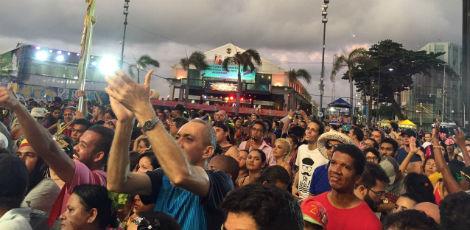 O sol raiou e o povo não quis nem saber: folia seguiu no Bairro do Recife / Foto: Davi Saboya/NE10