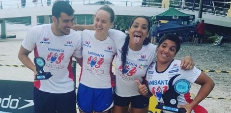 Joanna comemora ao lado dos atletas de sua equipe, a Unisanta / Reprodução/Instagram