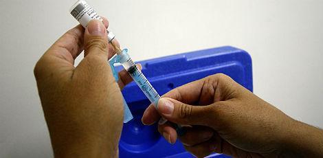 O ministério avalia ainda os riscos da vacinação em massa / Foto: Ricardo B. Labastier/JC Imagem
