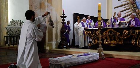 Dom Fernando Saburido celebra missa de corpo presente para dom Marcelo Carvalheira, na Sé de Olinda / Foto: Tato Rocha/JC Imagem