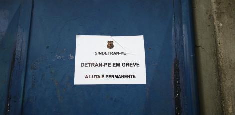 Em uma das entradas da sede do Detran, no bairro da Iputinga, Zona Norte do Recife, porta fechada e aviso claro. / Jedson Nobre/JC Imagem