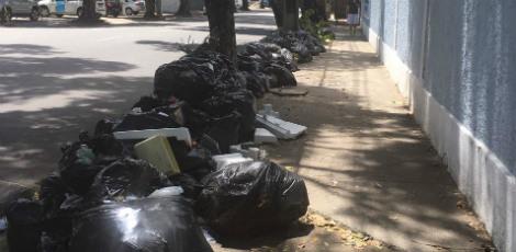 Lixo acumulado na manhã deste sábado em frente a um colégio, no bairro das Graças / Foto: Cortesia