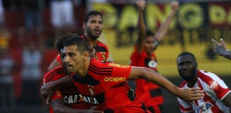 Diego Souza marcou o primeiro gol do Sport na vitória por 3x2 sobre o Náutico / Diego Nigro/JC Imagem