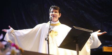 O padre Reginaldo Manzotti é conhecido por dar um tom mais informal às suas pregações / Foto: Tato Rocha/ JC Imagem