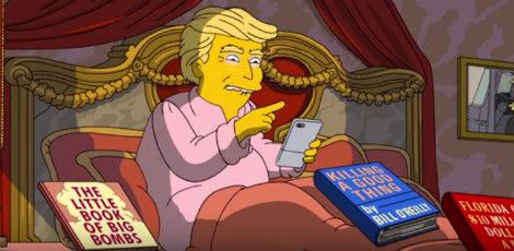 Em meio ao caos, Trump é mostrado sentado em sua cama vestindo um pijama rosa, com o celular em mãos, e rodeado de livros - incluindo um intitulado 