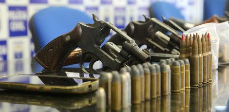 Com o grupo, policiais apreenderam armas, munições e R$ 17 mil / Alexandre Gondim/JC Imagem